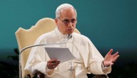 Papa León XIV a los jóvenes: "Preguntas más profundas no se responden deslizando sin parar en los teléfonos"