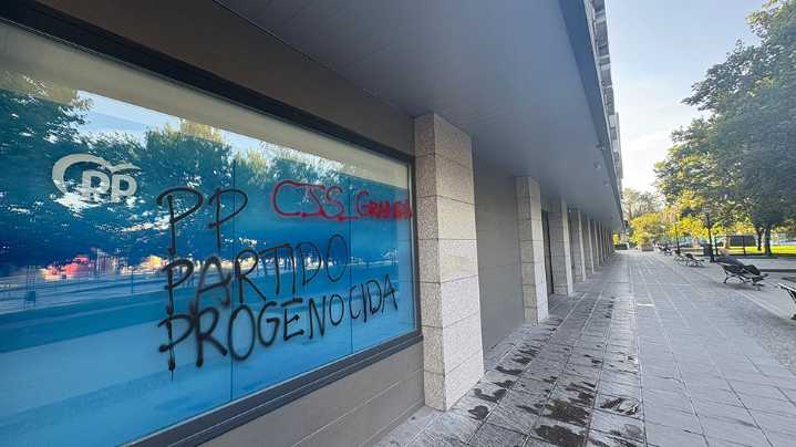 "PP partido genocida": la pintada con la que amanece la sede de los 'populares' en Granada