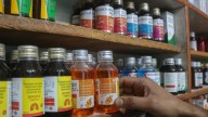Detienen en India a dueño de farmacéutica ligada a jarabe de tos que presuntamente provocó la muerte de 20 niños