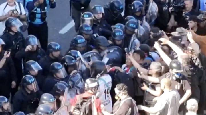 Represión en la marcha de jubilados al Congreso: gases, operativo policial y un detenido