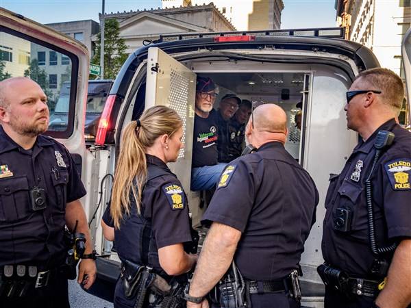 Sit-down protesters outside of Ohio Building arrested