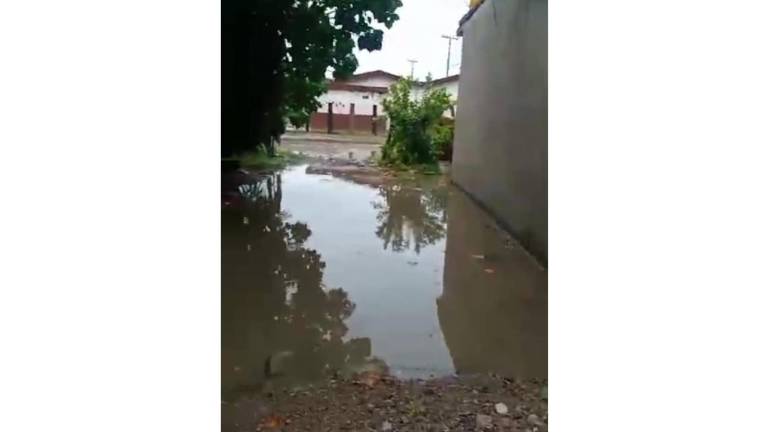 En Palmillas, al sur de Escuinapa, siguen padeciendo por las lluvias