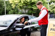 "Hay que conocer la ley". Qué pasa si chocan tu auto en un valet parking y quién se hace responsable