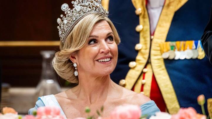 Máxima de Holanda confirma que el pantalón blanco y el blazer oversized es el look más elegante a los 50