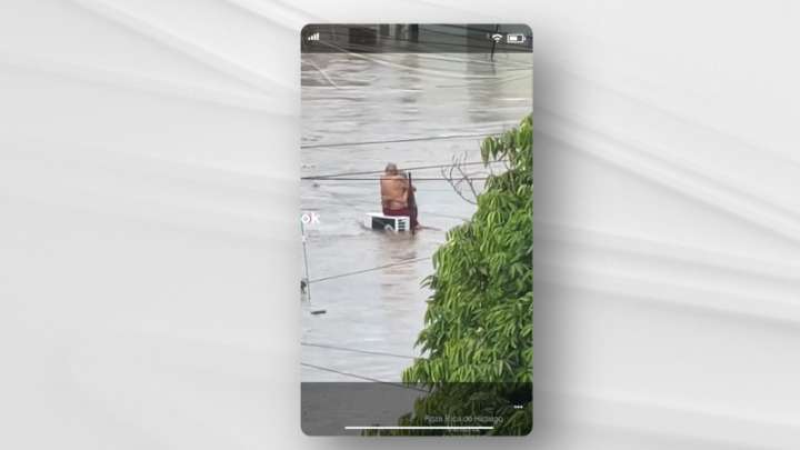 Abuelitos narran cómo se aferraron el uno al otro mientras las inundaciones devastaban Veracruz