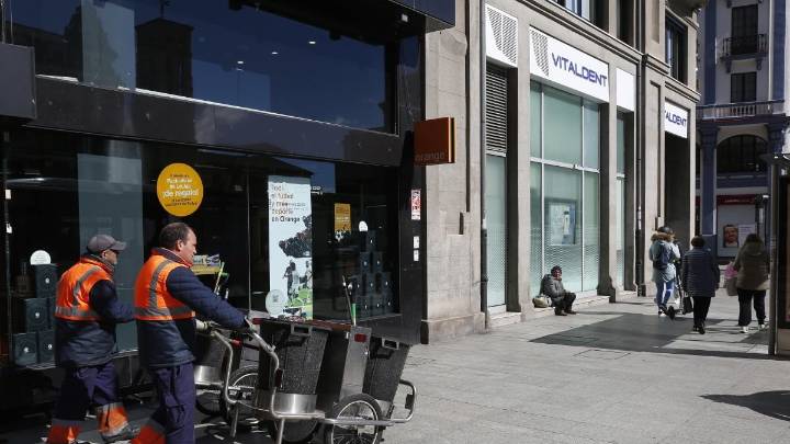 Cuatro trabajadores de limpieza denuncian al Ayuntamiento de León por su despido tras 29 años