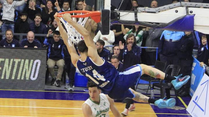 Atenas se quedó con el triunfo en un final caliente