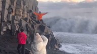 Turista casi muere por tomarse una foto en la playa, este fue el error que cometió: Impactante video