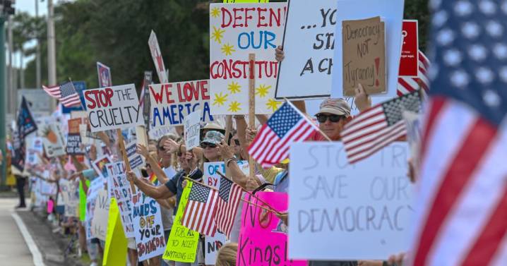 Miles de personas marchan en EE. UU. contra Trump bajo el lema “No queremos reyes”
