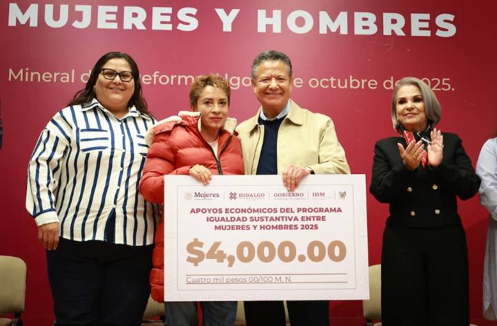 Julio Menchaca respalda a más de 2 mil mujeres con apoyos directos