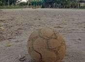 Jóvenes waraos del 23 piden balones para seguir jugando en su “canchita de tierra”