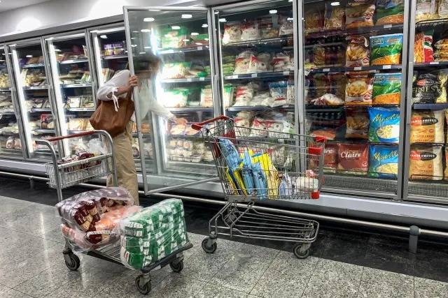 Venezolanos destinan el 52% de sus ingresos a compra de comida...