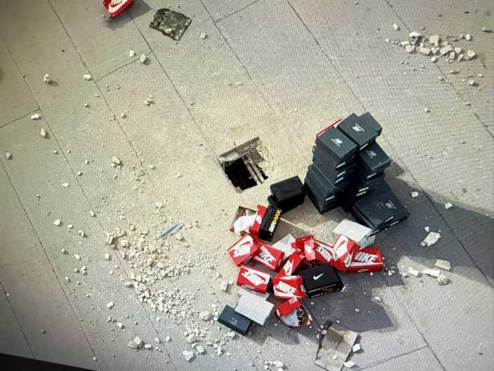Thieves cut hole in mall's roof in $50,000 heist