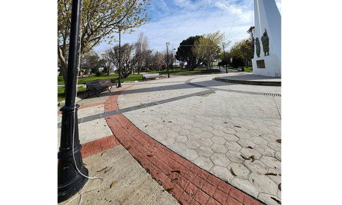 Cables cuelgan  en plena Plaza  de Armas