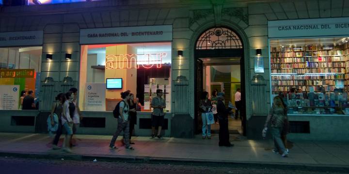 Esculturas de Claudio Rabendo y arte emergente, en la Casa Nacional del Bicentenario