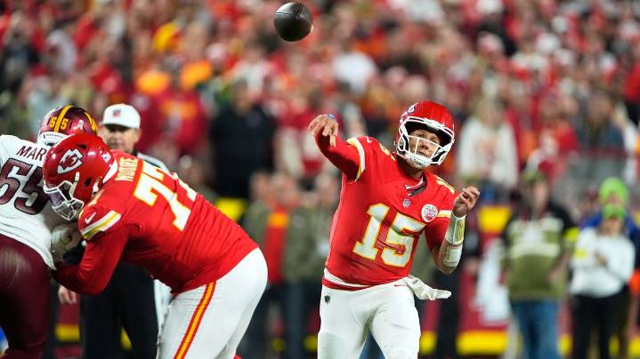 Mahomes, Hunt lead Chiefs to dominant 28-7 win over Commanders, their 9th straight in the series