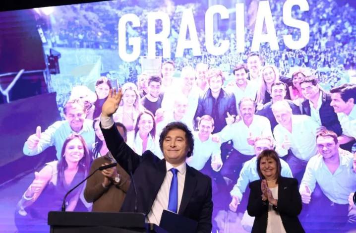 Tras la victoria, Milei retrasa los cambios en el Gabinete