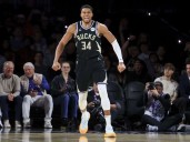 Giannis Antetokounmpo se reportó con los Bucks tras el COVID