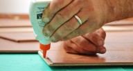 Cómo separar los dedos de forma segura si te cayó pegamento y por qué no usar agua