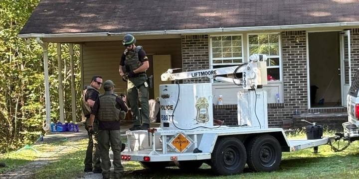 Suspected pipe bombs removed from abandoned home in Tennessee