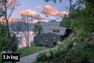 Aventura constructiva. Hecha en madera, una casa de 11 metros de altura encontró su lugar entre la montaña y el lago
