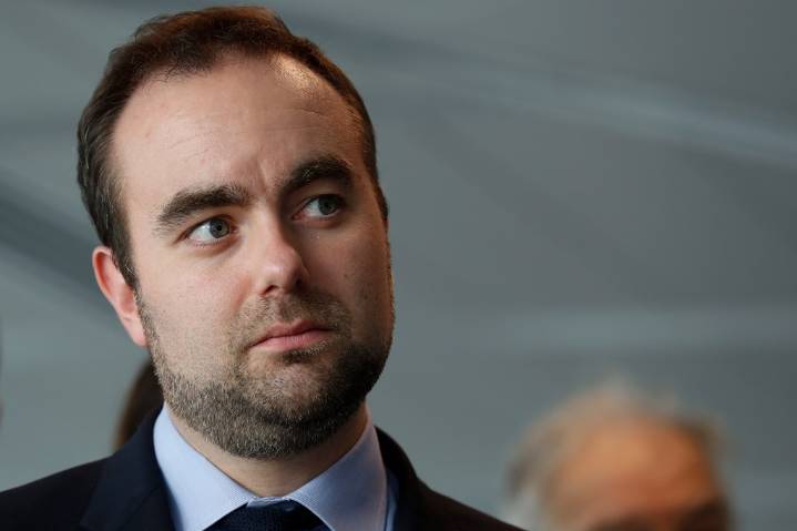 Primer ministro francés dimitente cree en un pronto sustituto