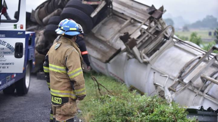 Toma precauciones. Pipa de gasolina sufre volcadura y provoca cierre en autopista Guadalajara