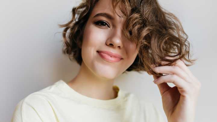 Si notas el pelo más fino estos tratamientos estimulan el crecimiento y aumentan su densidad