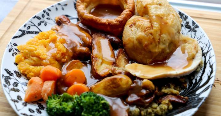 American orders traditional British Sunday roast and issues unexpected verdict