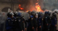 Desatan disturbios en plena conmemoración del 2 de octubre en el Zócalo de la CDMX