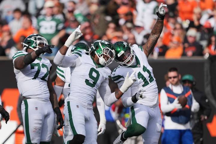 Hall and Fields help the Jets edge the Bengals 39-38 for their 1st win of the season