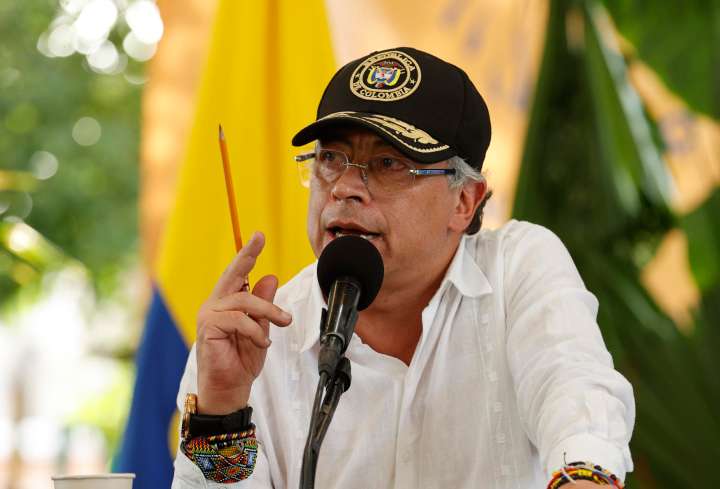 Petro rechaza absolución de Uribe:"Tapa la historia de gobernanza paramilitar en Colombia"