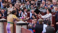 Morante brinda los dos últimos toros de su carrera a Ayuso y a Abascal