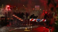 Caos en Údine con el Italia - Israel: protestas, lanzamiento de bengalas, cargas policiales, varios heridos...