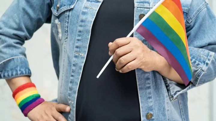 Reconocido presentador revela su verdadera orientación a los 54 años