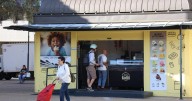 Primer día del cierre de quioscos con sorpresa: «Tenemos derecho a comprar periódicos»