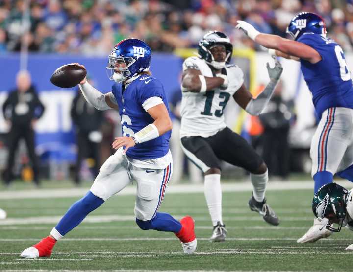 Giants’ Brian Daboll has tense sideline moment during second