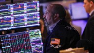Mercado bursátil sufre caída tras anuncios de Trump de aranceles del 100% a China