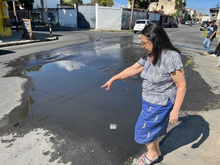 ¡Claman por Hidrolara! Bote de agua incontenible en la carrera 22 de Barquisimeto