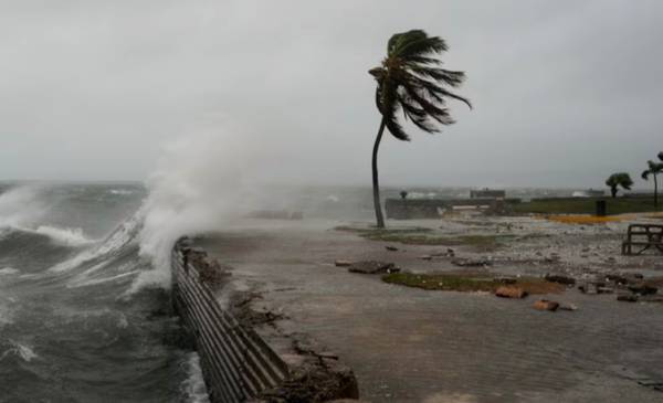 Melissa se aleja de Jamaica tras causar estragos y se dirige a Cuba con fuerza de huracán categoría 4