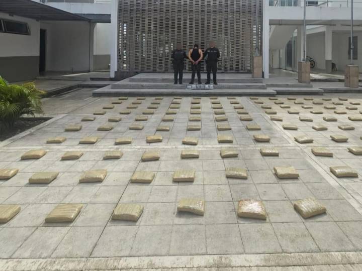 La Policía captura a un hombre con 523 paquetes de marihuana, asestando un golpe al narcotráfico