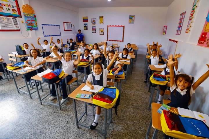 Inauguración de la escuela y presentación de las primeras 40 viviendas para los afectados por el sismo marcan la visita del gobernador Caldera a Baralt