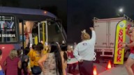 Operadora de la Regio Ruta baila con animadores de snack; divide opiniones en redes