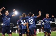 Arsenal gana y mantiene el liderato en la Liga Premier de Inglaterra