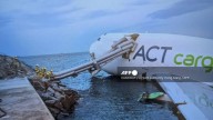 Avión sale de la pista y cae al mar en Hong Kong, hay 2 muertos