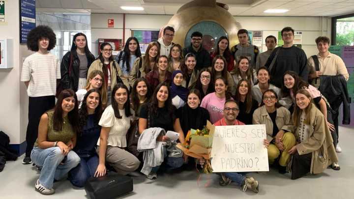 La sorpresa viral de unos estudiantes de la Universidad de Santiago a su profesor favorito: “Le engañamos con un accidente...”