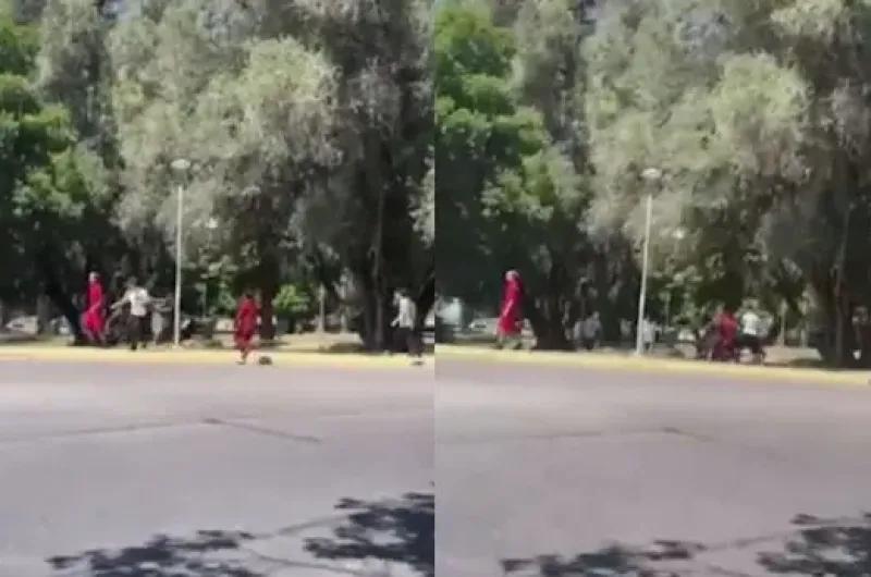 VIDEO | Brutal pelea entre estudiantes: un adolescente terminó en terapia intensiva