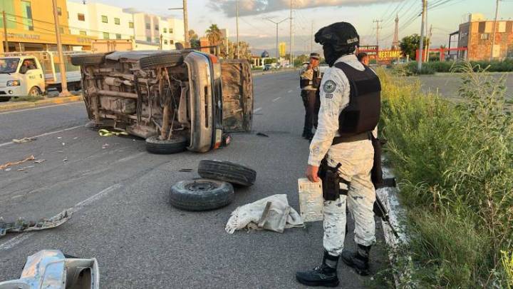 Volcadura provoca caos vial en la salida norte de Culiacán