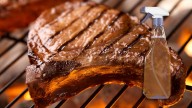 Por qué hay que rociar la carne con vinagre antes de ponerla en la parrilla: ¿qué significa?