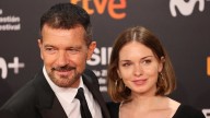 Antonio Banderas brinda con la prensa emocionado por la boda de su hija: "Ha habido lagrimillas"
